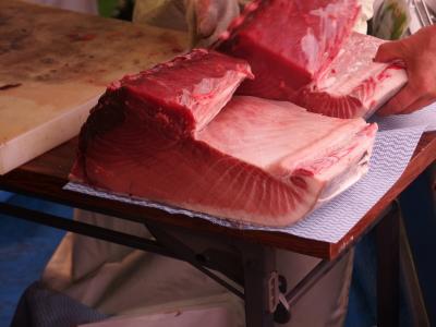 マグロの解体ショー、夏の１２０ｋｇ本マグロ、マックの昼食