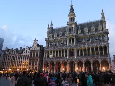 ブルッセル、グランプラス界隈　（セルクラースの像・小便小僧・モネ劇場・ヌーヴ通り）