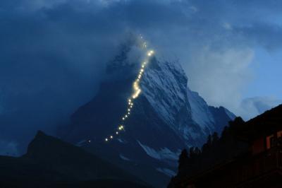 スイス・ツェルマットへ。　ツェルマット市街からマッターホルンを見る