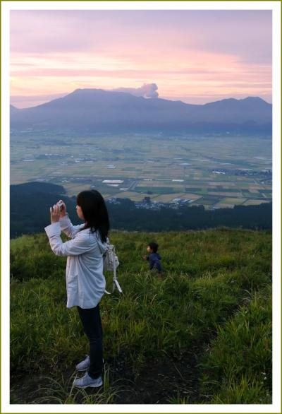 Solitary Journey ［1645］ 雲海には出会えませんでしたが、朝陽でオレンジ色に輝く阿蘇の山々がきれいでした。＜大観峰＞熊本県阿蘇市