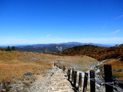 栗駒山　須川温泉から黄葉の中を昭和池へ