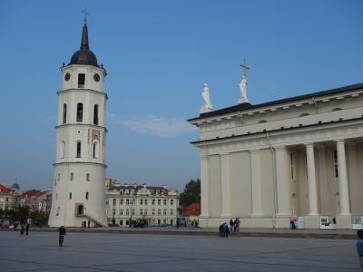Vilnius の観光は続くよ。大聖堂から大統領官邸そして大学へ。