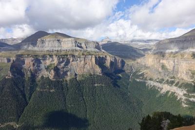 初秋のピレネー山脈~残暑の南仏エクサンプロヴァンスまでレンタカーで巡る旅 1 AF往路Cクラス