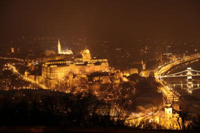 中央ヨーロッパは歴史遺産と一緒に歩む街、真冬は黄金色に煌めく「おとぎの国観光」