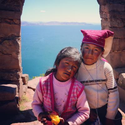 南米 ペルーの旅 6 :   チチカカ湖に浮かぶ トトラで作った ウロス島、織物文化のタキーレ島 観光   編