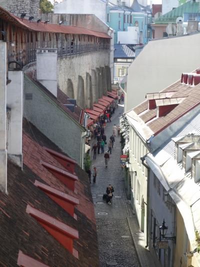 Tallinn でも城壁を歩きましょう。街を囲んでいた一角です。歴史です。