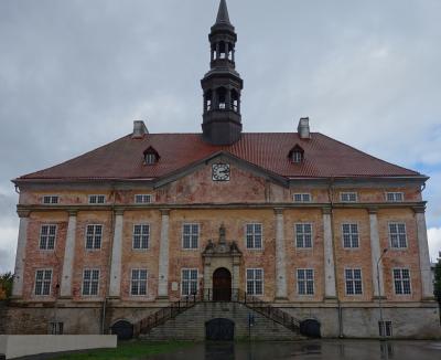 Narva で第一に行くところ。それは旧市庁舎。面白い形式の建物です。