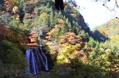 蓼科中央高原の紅葉　横谷峡の滝