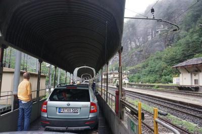 スイス・シンプロン峠は車のまま電車へ！【スイス情報.com】
