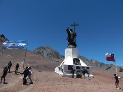  メンド−サからアコンカグアを経て　　　　　　　　　標高3854mアルゼンチンとチリの国境に建つキリスト像へ！
