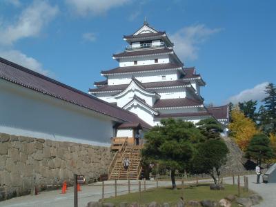 八重の桜のお城「鶴ケ城」と日本昔話の世界「大内宿」