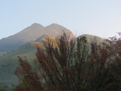 朝焼けの由布岳を眺める