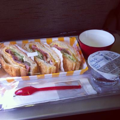 飛行機では…