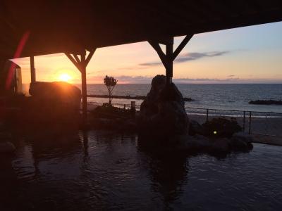 新潟・日本海沿いで美しい夕日が湯面に溶け込む絶景の[瀬波温泉]
