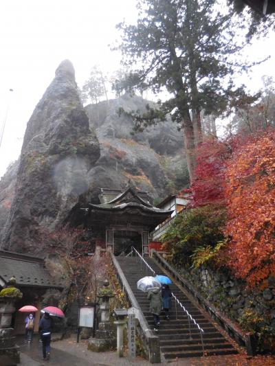 晩秋の榛名神社で、霧雨と石嶺からのご加護シャワーを浴びる。