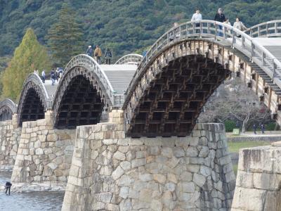 錦帯橋は山口県。宮島から県境を越して錦帯橋まで足をのばしました。