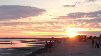 15年夏休み～ポーランド、バルト三国とヘルシンキ★09 パルヌの大きなビーチで心ゆくまで夕陽を見る