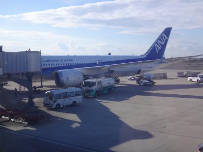 全日空で行く東京(羽田)～大阪（伊丹）線、羽田空港の国内線旅客ターミナル『ANAラウンジ』（2箇所）、カードラウンジの『エアポートラウンジ』（3箇所）、USJのあるユニバーサル・シティへ♪