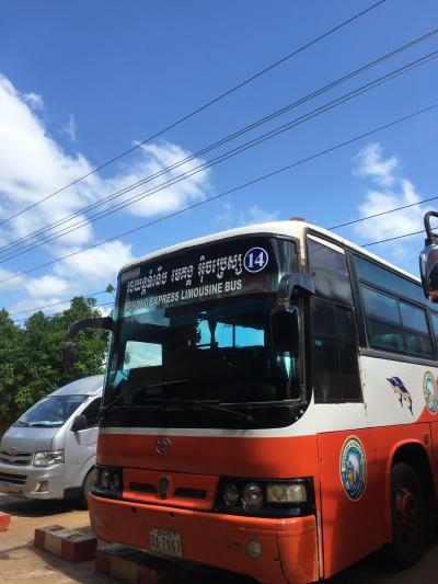 プノンペンからシェムリアップへバスで移動。