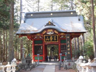 三峰神社にご参詣。紅葉はまばらだったが、境内は参詣者で満開！