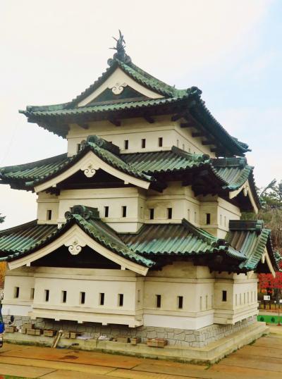 弘前12　弘前城天守　曳家で移動　（石垣修理前）　☆紅葉は今見ごろ
