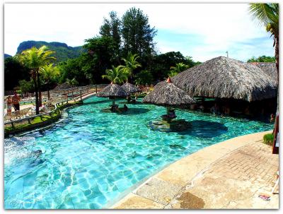 熱い大地：ブラジルの熱い川、火山どころか、山もないのに、本当に、ホンマの内陸の温泉街： Rio Quente（リオ・ケンテ／ゴイアス州／ブラジル）