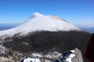 前日に雪が降りなんとか白銀の世界を堪能！青空に映える黒斑山