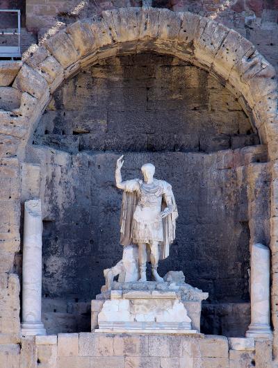 ツール・ド・エウロパ 2015　フランス編 15　ローマ遺跡の町・オランジュ (ローマ社会と奴隷制について考える) その後は、リュベロンの美しい村巡り、その? (セグル)