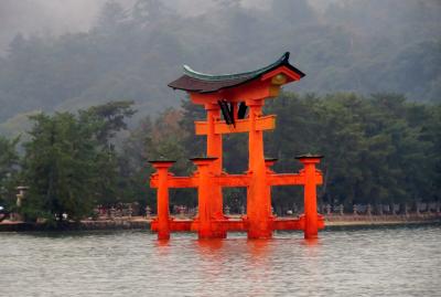 2015秋、厳島神社と出雲大社(1/17)：厳島神社(1)：波止場、フェリー、大鳥居