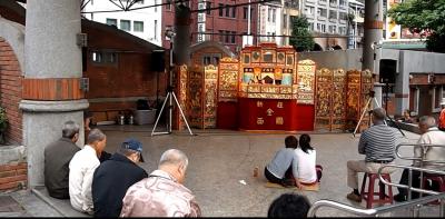 初めての台湾 (公園で指人形)