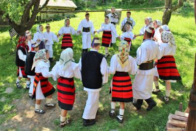 ROMANIA16 村の伝統舞踊の練習場へ OcnaSugatag, Calinesti