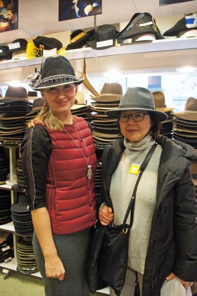 クリスマス・マーケット巡り（３）レーゲンスベルグのドイツ最古の帽子店フート・ケーニッヒで妻とお揃いの帽子を設えて大満足。