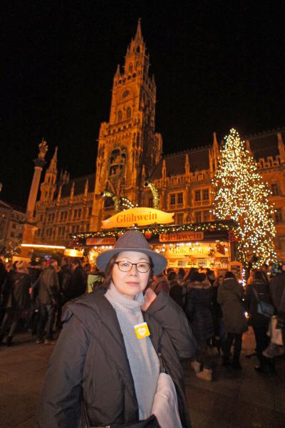 クリスマス・マーケット巡り（４）ツアーを離団してミュンヘン市内のマーケットを巡り、ハクセンバウアーでシュワイネ・ハクセのディナーの夜。
