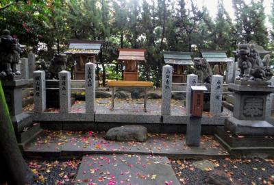 2015秋、筒井町の物部神社(2/2)：手水舎、境内社、物部天神社、物部白龍社、狛犬、石灯篭