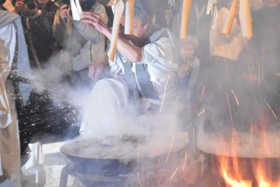 釜の湯を素手で跳ね飛ばす「遠山郷下栗の霜月祭」（長野）