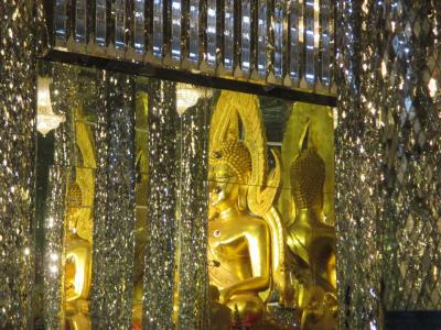 タイのイサーンと北部ベトナムの旅（3）　　　　　　　　　ギンギラ銀のお寺を観る。