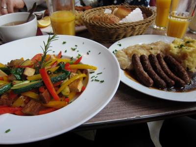 ベルリンでシュニィッツェルとソーセージ　庶民的食堂　Zur Rose　で昼食
