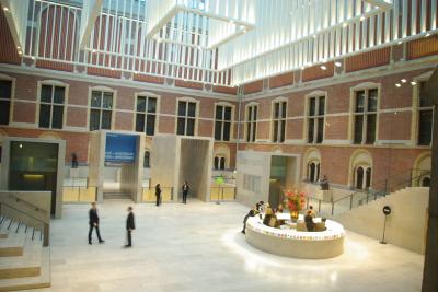 アムステルダムの「夜警」を訪ねて国立美術館へ。お定まりの絵画ばかりでなく、近代オランダの歴史を辿れる場所でした。