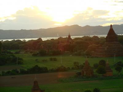 灼熱のバガンを馬車に揺られてぶらぶら