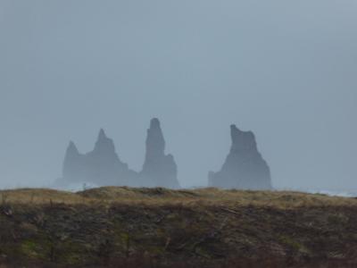 トロルが光を浴びて固まった？厳冬の海に立つ奇岩群～１５年冬アイスランド訪問１２月２８日その２