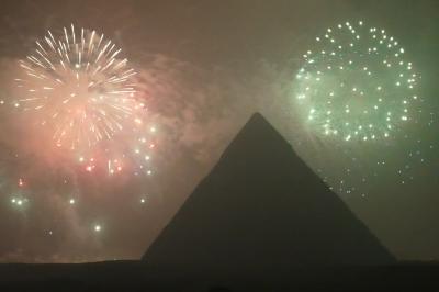 ギザ　７（ピラミッド新年の花火・歩いて３大ピラミッド見物 ： ▲は「変だ！」 →帰国）