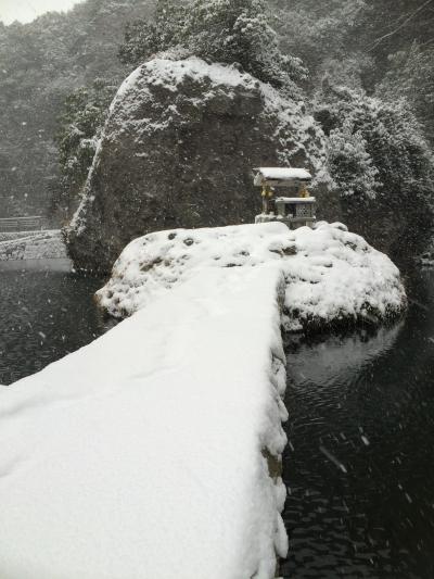雪の天然寺と川中不動