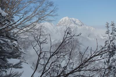 久しぶりの黒姫山の山スキーは雪が少なくて苦労したのち、源泉かけ流しの温泉宿でまったり