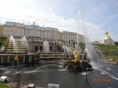 華麗なる王朝建築と「ソ連」&バルト海を臨む国々を巡る旅：ロシア・フィンランド・エストニア・デンマーク旅行【２９】（2015年秋７日目２ 噴水を浴びる黄金像）