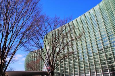 六本木・冬晴れの東京ミッドタウンと国立新美術館ゆらり