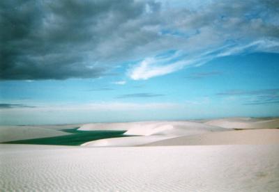 レンソイス・マラニャンセズ国立公園　　　　　　　　　　　　　　　白い砂丘と青いラゴ-ア