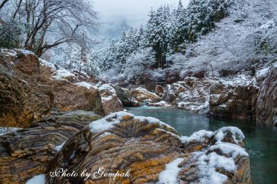 雪の虎岩と赤川ダム