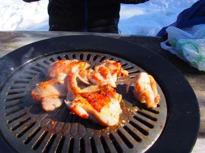 雪の高尾山で焼肉と温泉を楽しむ