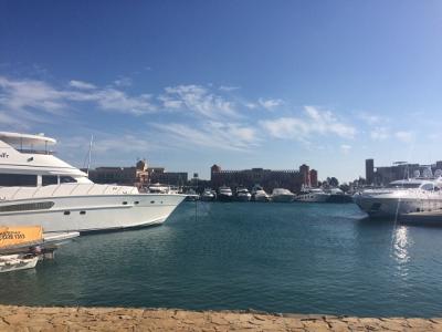 高級クルーザーが並ぶエル・グーナのマリーナ