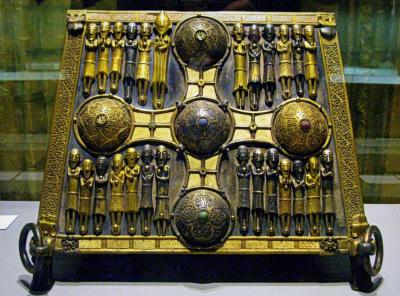 ギネスと雨の国アイルランド（１１）　精巧なケルト美術の数々と先史時代の湿地遺体～ダブリンの国立考古学博物館